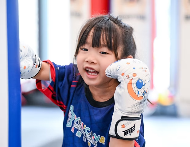 荃灣兒童泰拳班8至12歲學員練習拳腳組合技及升級考核