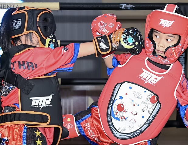 孩子一次做不好就想放棄泰拳?先處理尷尬感而非催他堅持